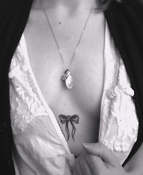 tatouage noeud ventre