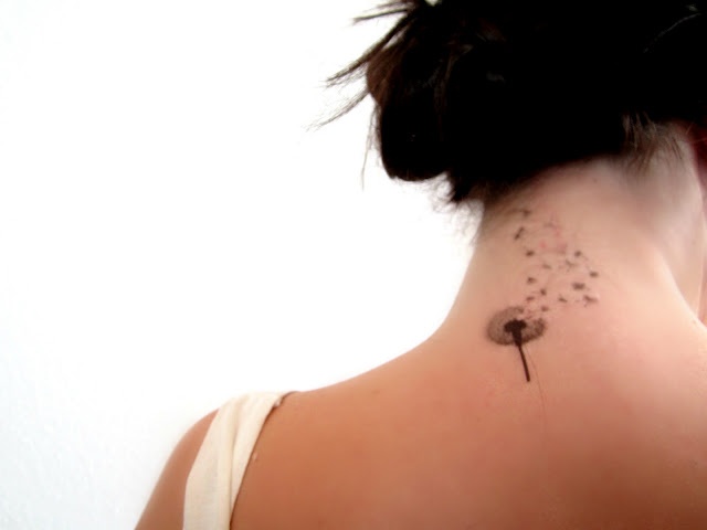 tatouage nuque femme discret