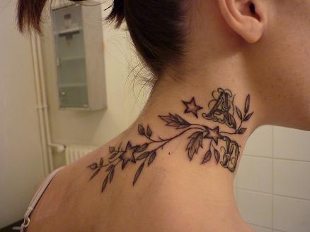 tatouage nuque femme fleur