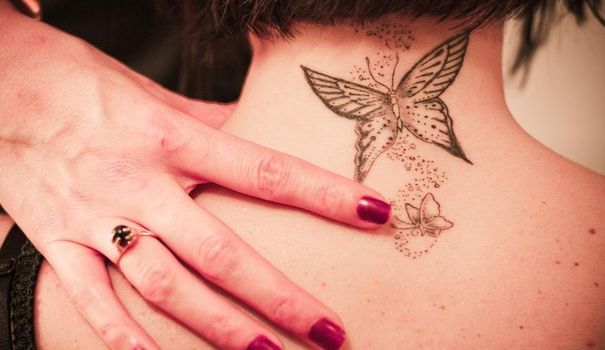 tatouage nuque femme papillon
