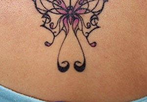 tatouage nuque femme papillon