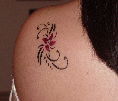 tatouage nuque fleur tribal