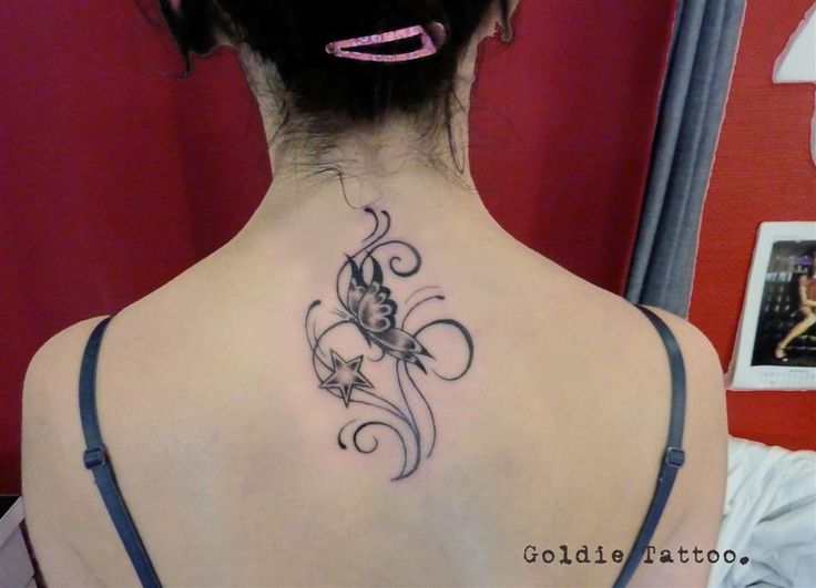 tatouage nuque fleur tribal