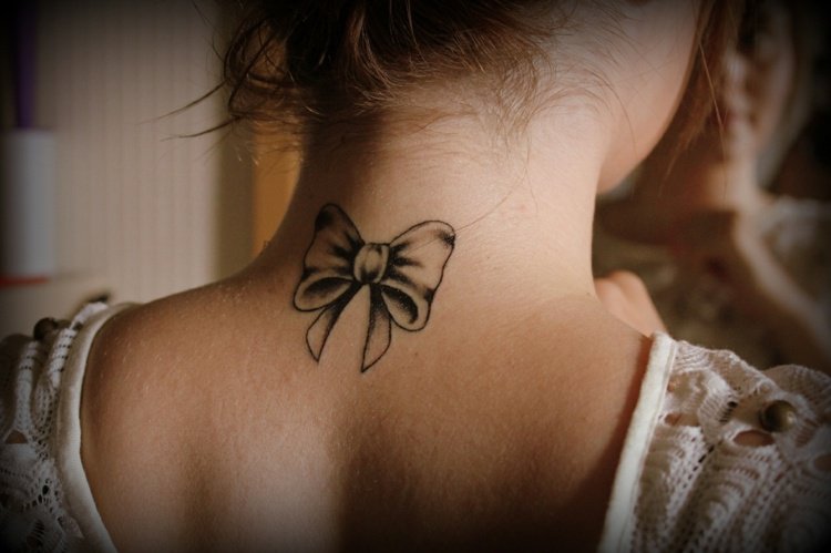 tatouage nuque fleur tribal