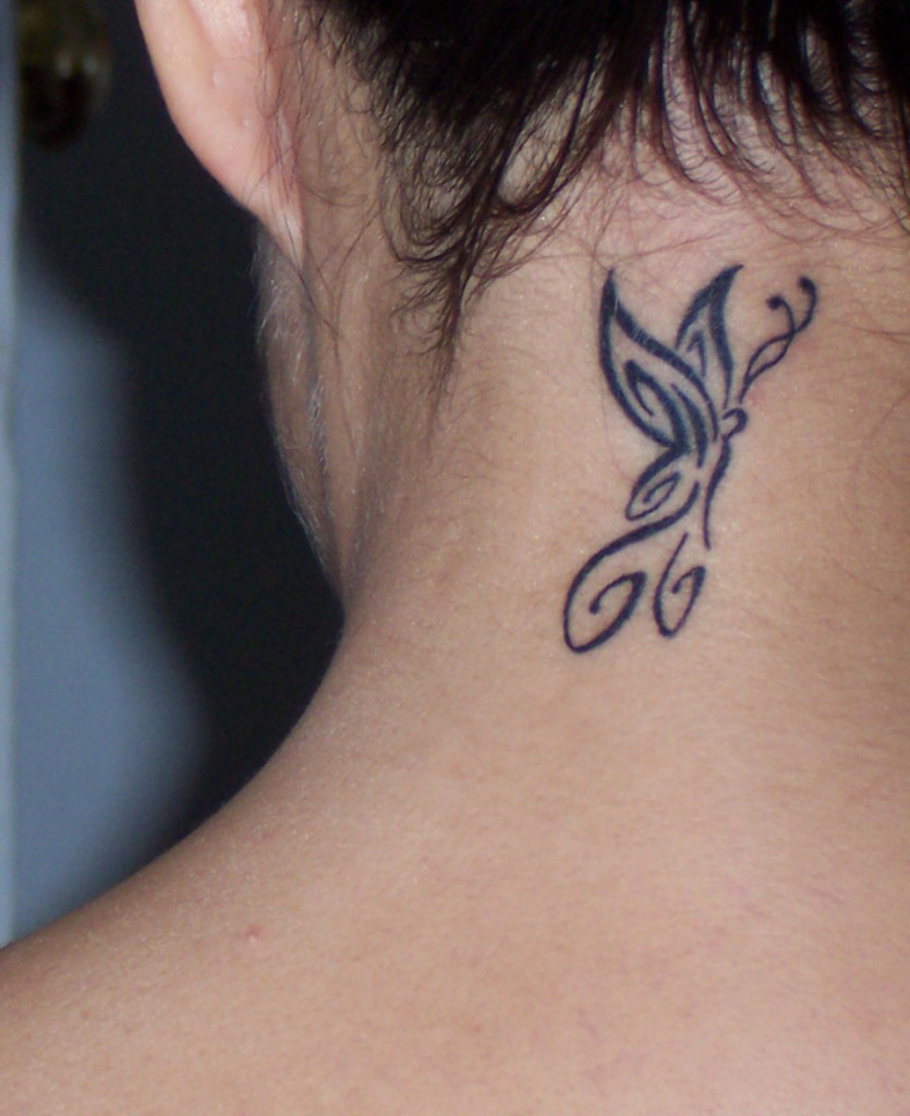 tatouage nuque papillon