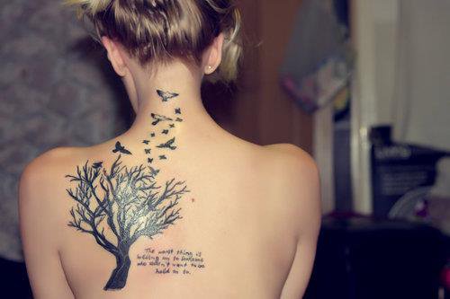 tatouage oiseau arbre
