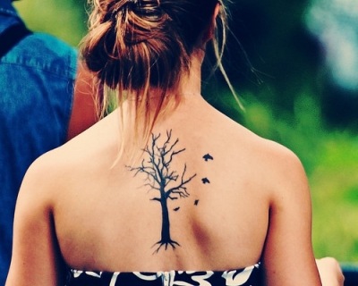 tatouage oiseau arbre