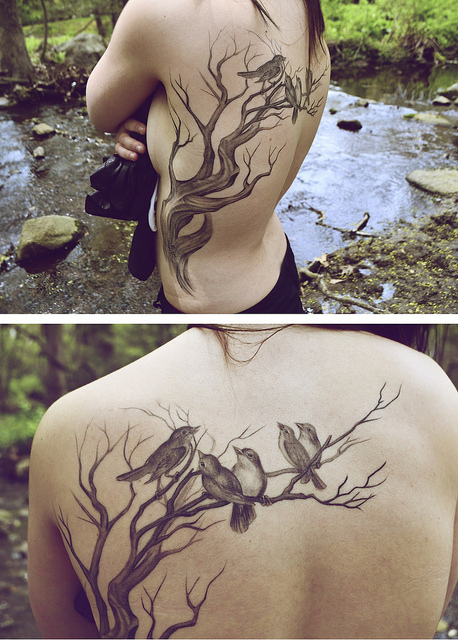 tatouage oiseau arbre