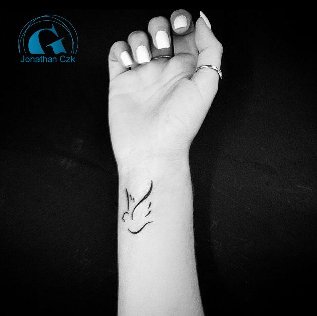 tatouage oiseau au poignet