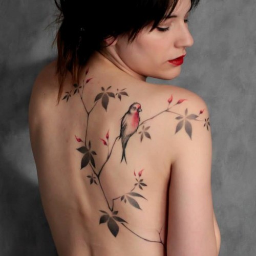 tatouage oiseau avec fleur