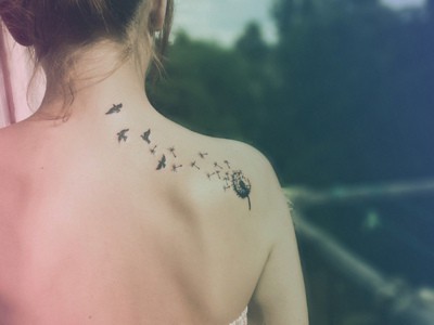 tatouage oiseau avec fleur