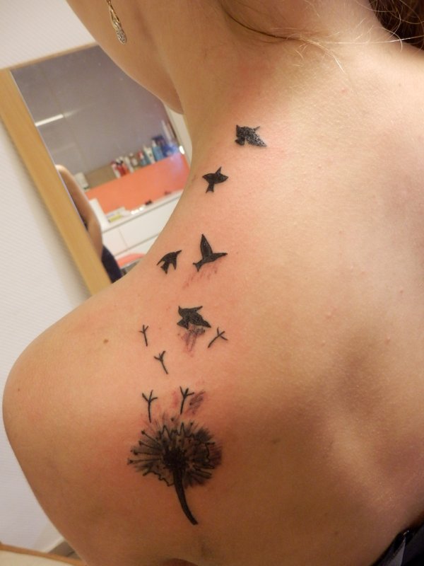 tatouage oiseau avec fleur