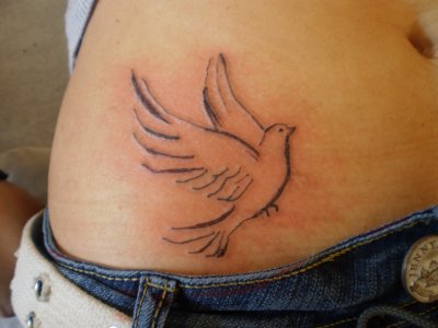 tatouage oiseau bas du ventre