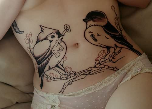 tatouage oiseau bas du ventre