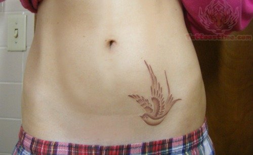 tatouage oiseau bas du ventre