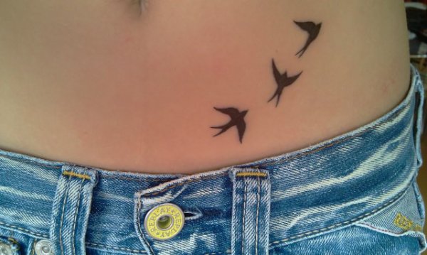 tatouage oiseau bas ventre