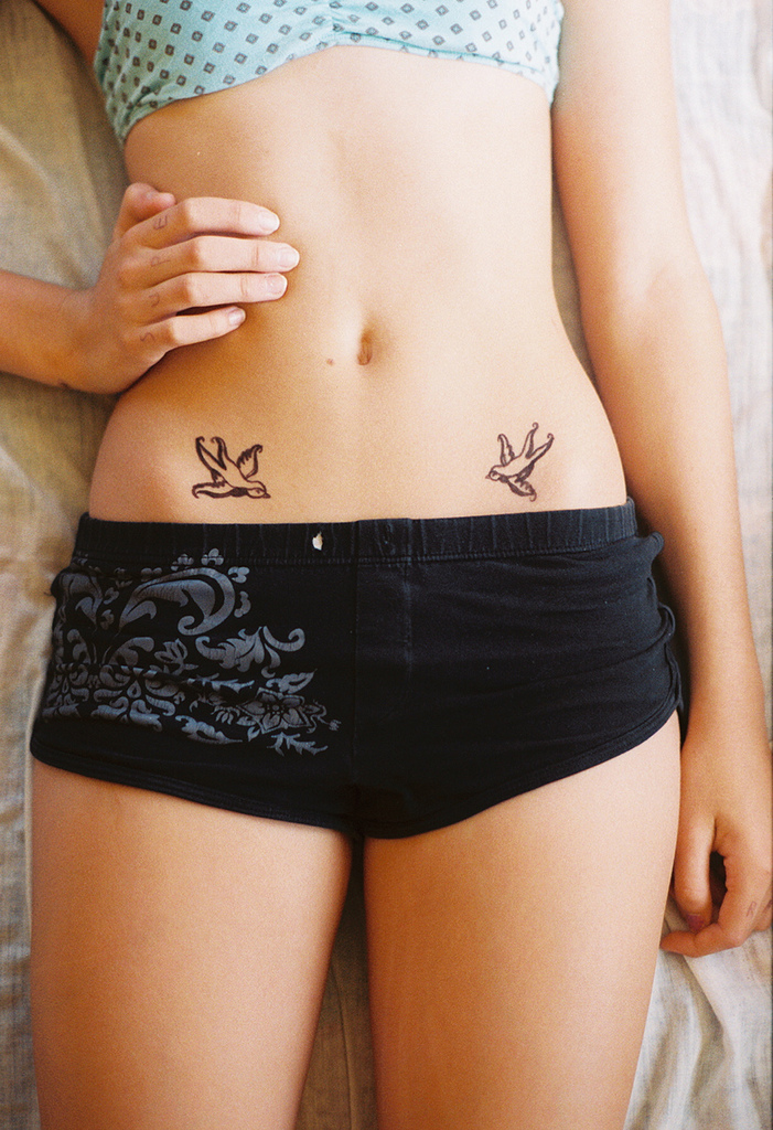 tatouage oiseau bas ventre