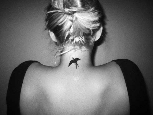 tatouage oiseau dans la nuque