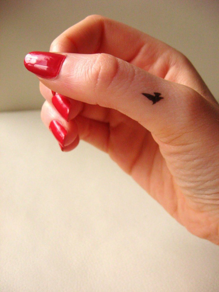 Tatouage oiseau doigt