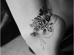 tatouage oiseau en dentelle