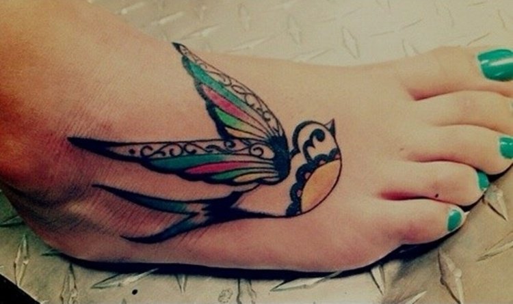 tatouage oiseau pied