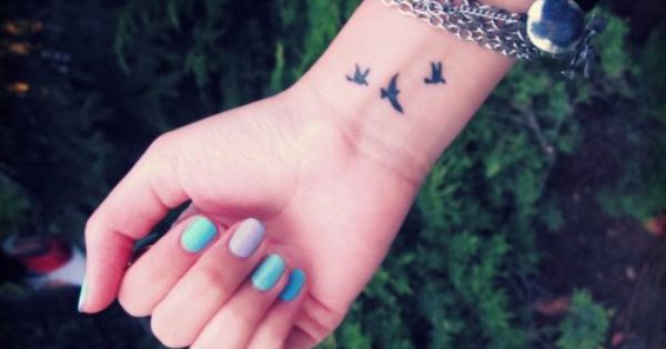 tatouage oiseau poignet