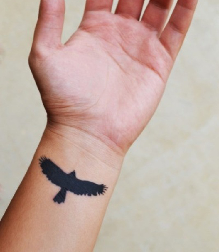tatouage oiseau poignet