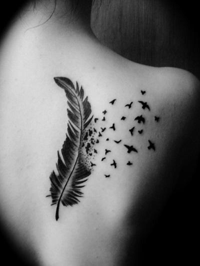 tatouage oiseau qui s'envole poitrine