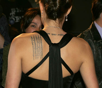 tatouage omoplate angelina jolie