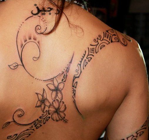 tatouage omoplate bretelle