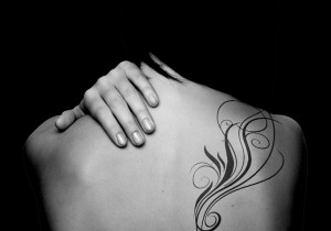 tatouage omoplate discret