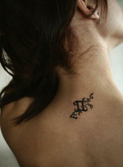 tatouage omoplate discret