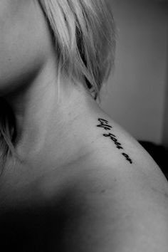 tatouage omoplate discret