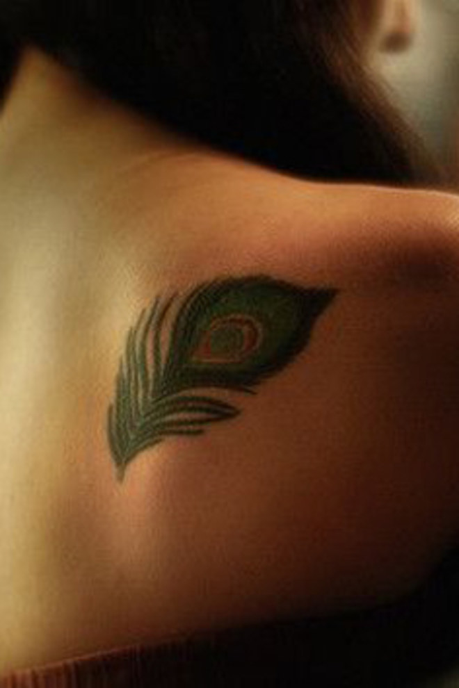 tatouage omoplate droite ou gauche