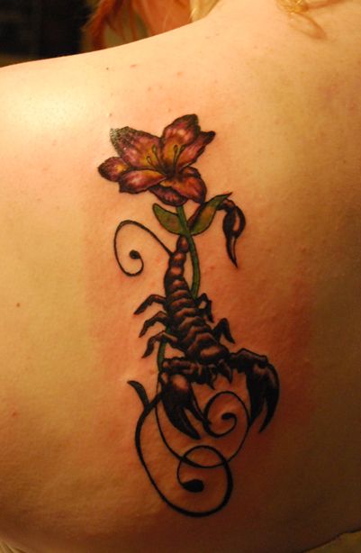 tatouage omoplate droite ou gauche