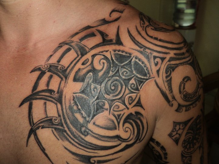 tatouage omoplate épaule pectoraux