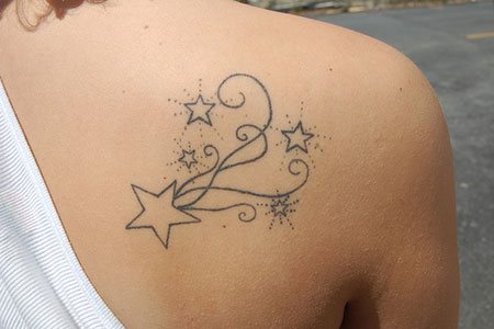 tatouage omoplate etoile