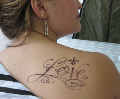 tatouage omoplate femme ecriture