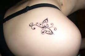 tatouage omoplate femme papillon