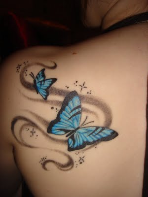 tatouage omoplate femme papillon