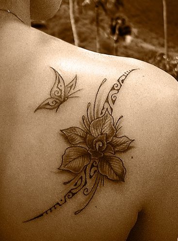 tatouage omoplate femme papillon