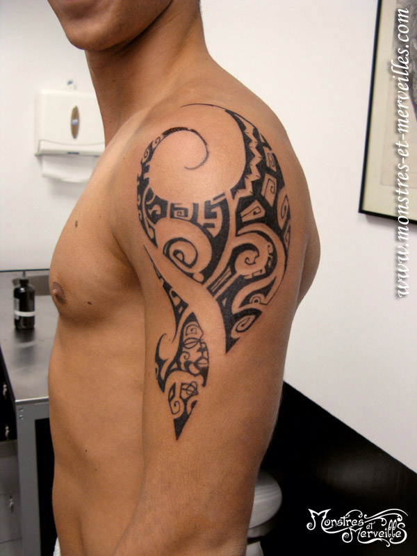 tatouage omoplate homme motif