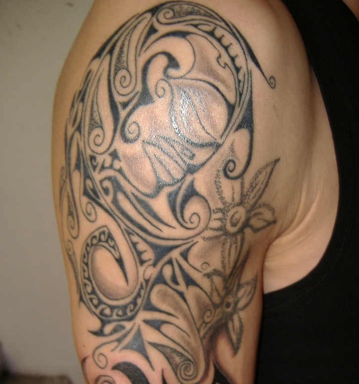 tatouage omoplate homme motif