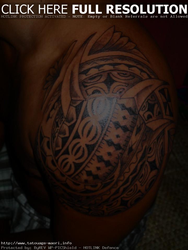 tatouage omoplate homme motif