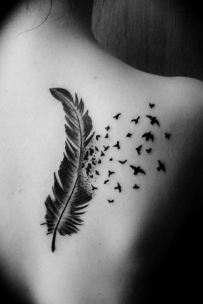 tatouage omoplate plume