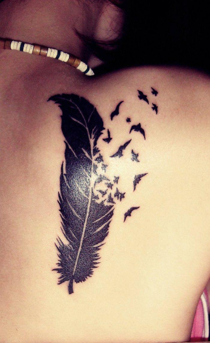 tatouage omoplate plume