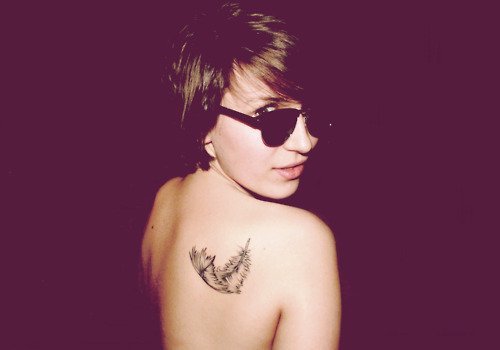 tatouage omoplate plume