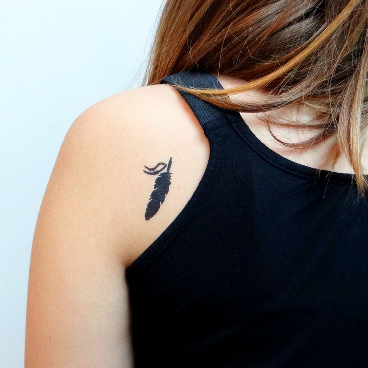 tatouage omoplate plume