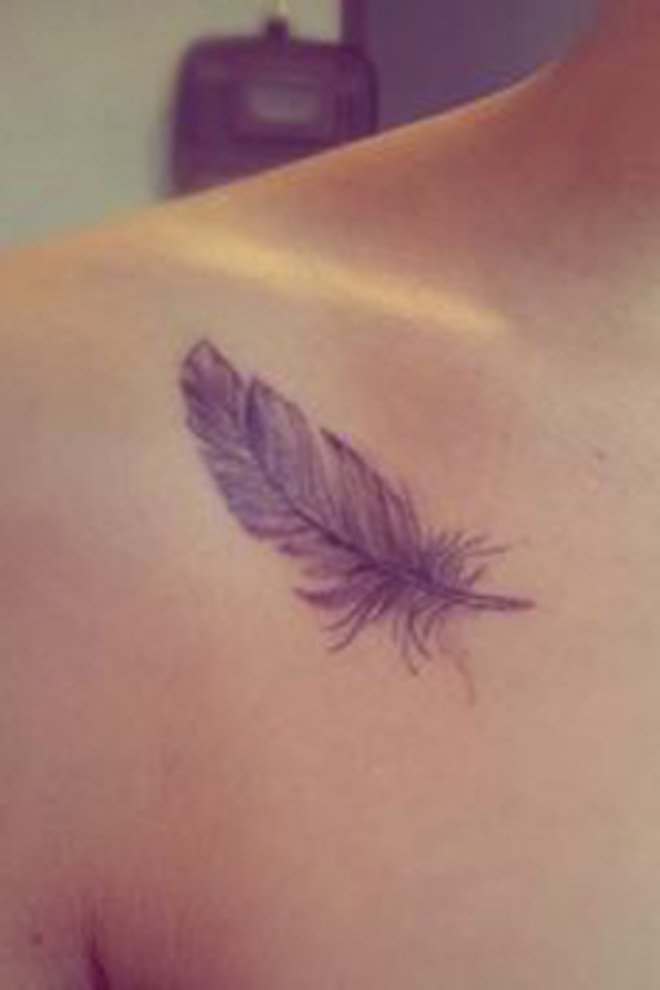 tatouage omoplate plume