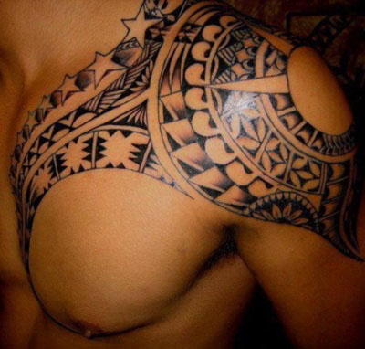 tatouage omoplate polynésien